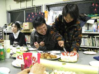 ��҂ɂ��P�[�L�J�b�g�𑧂�ۂ�Ō����B