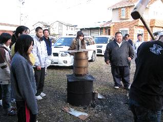 �h�����ʂ̃J�}�h�Ƀ}���p�`�ŏ����B