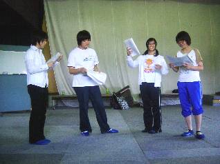 �e�L�X�g�𗧂��ēǂ�