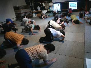 �l��΂��Ō����ɂ߂�